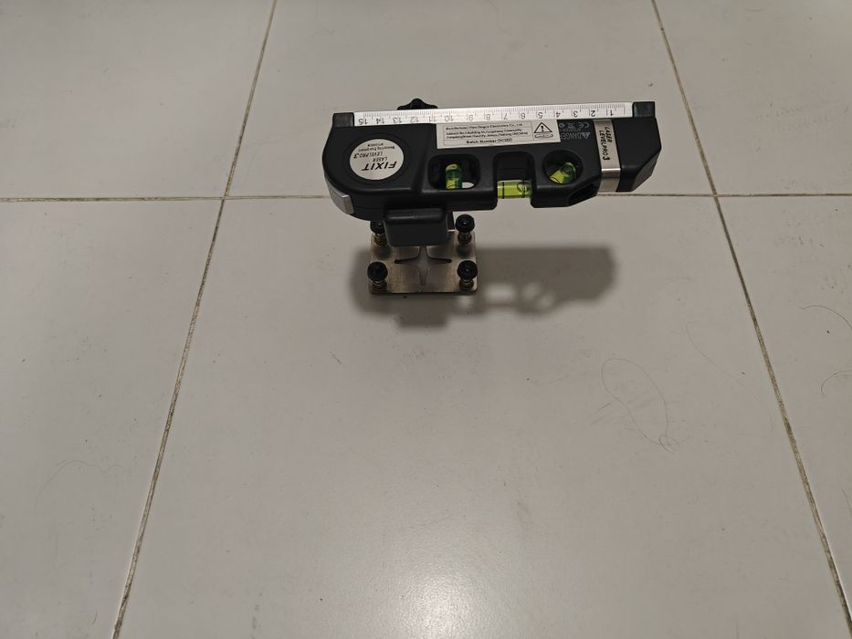 Лазерный уровень с универсальным кронштейном