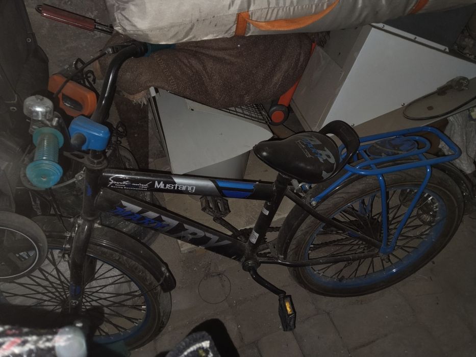 Велосипед красный и синий