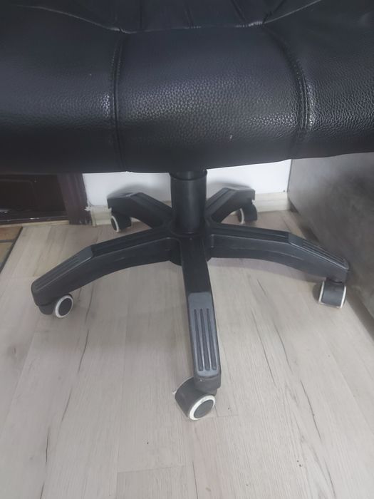 Продам два офисных кресла