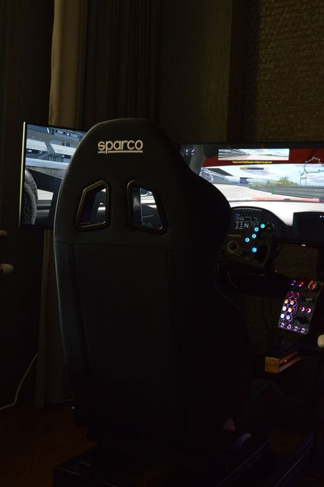 Simlab gt1 evo + слайдери + интегрирана стойка за 3 монитора за сим рейсинг sim racing rig кокпит cockpit