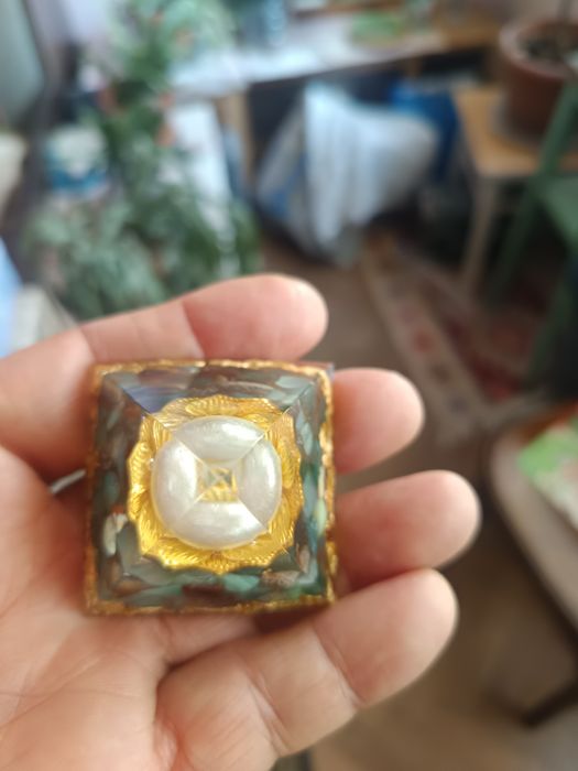 Vând piramidă orgonică din rășină epoxidică și pietre naturale