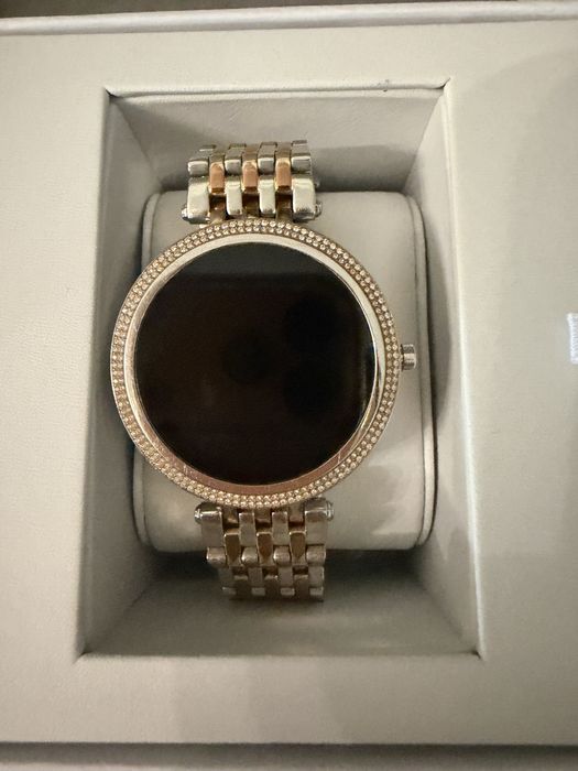 смарт часовник  michel kors - като нов без забележки . В кутия и зарядно