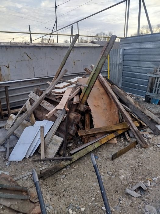 Дрова доски старые