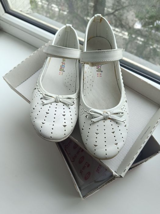 Продам туфли белые девочка