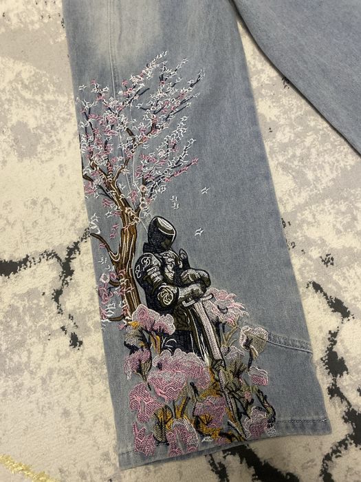Джинсы с принтом рыцаря