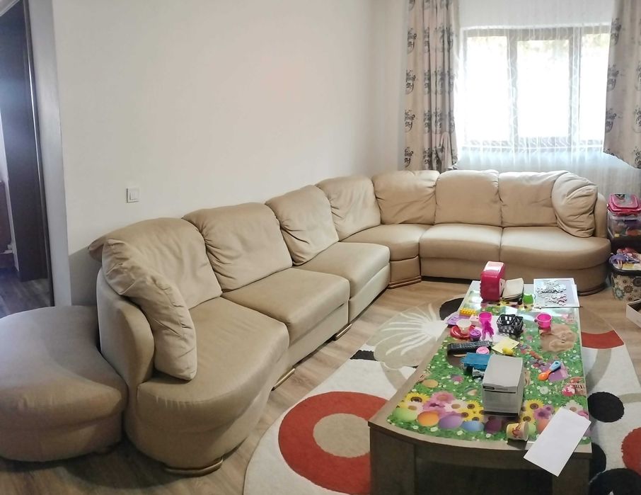 Coltar mare pentru living cu taburet