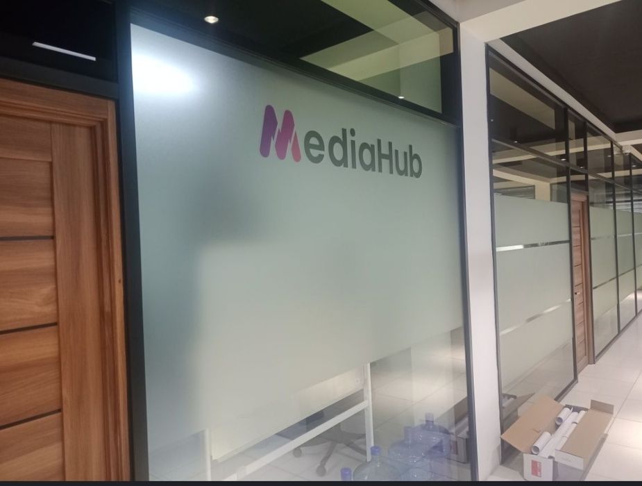 Офис ойналарига матовый пленка оракал логтип плоттер резка хизмати