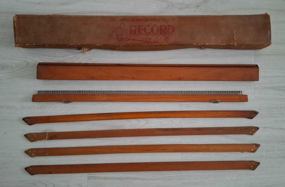 Masina veche de tricotat manual marca RECORD - romaneasca - comunism