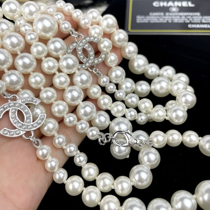 Colier Chanel cu perle artificiale si logo-ul emblematic CC-La comanda !