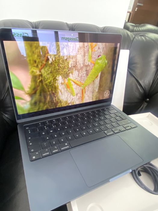 MacBook Air 13.6 inch M2, 256 GB, 8 GB RAM, Midnight, Foarte bun, Cod produs: YCNF