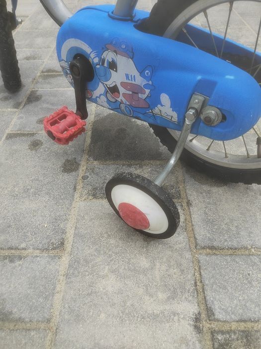 Bicicletă cu roți ajutătoare