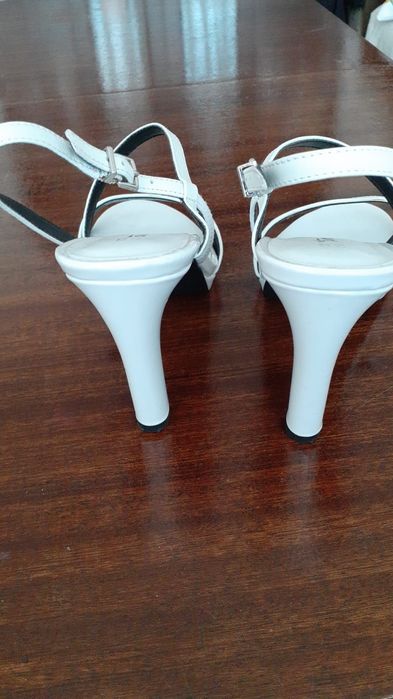 От естествена кожа летни обувки на ток