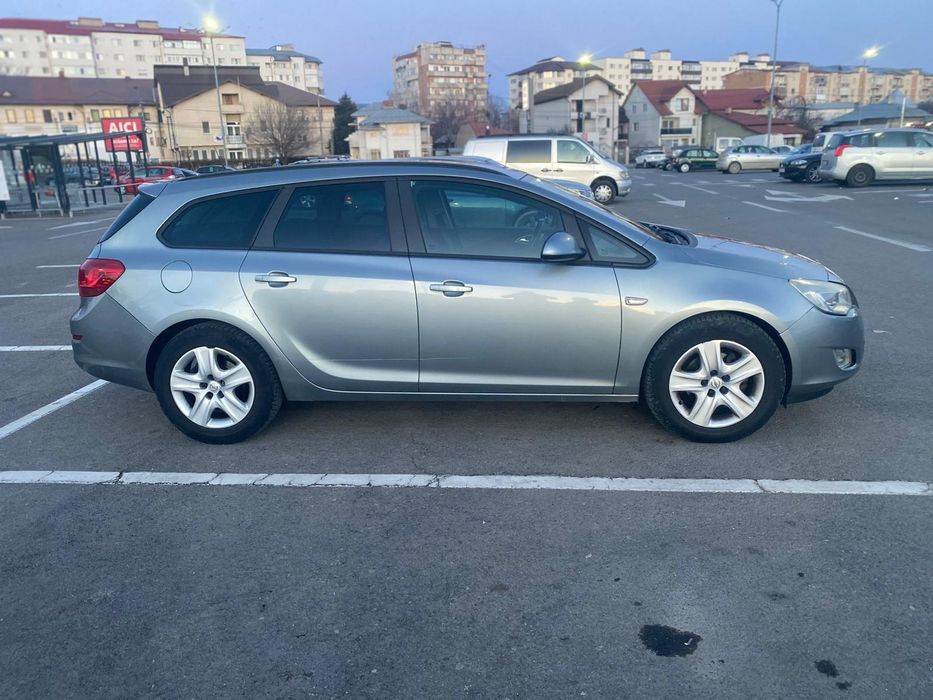 De vânzare Opel astra j sports tourer 2012
