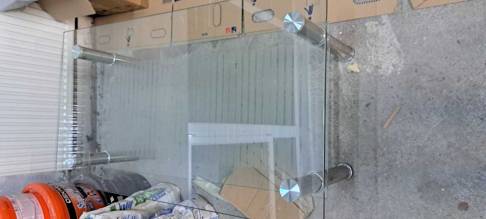 masa de living din sticla, mici zgarieturi pe sticla de sus