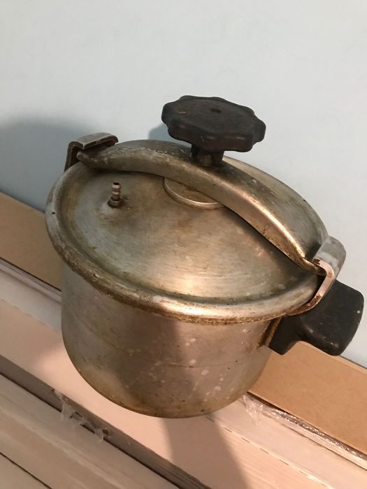 Тенджера под налягане, 30 лв.