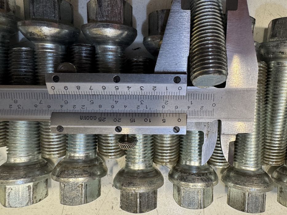 Гуми Bridgestone 215/60/17 и болтове за Мерцедес и др