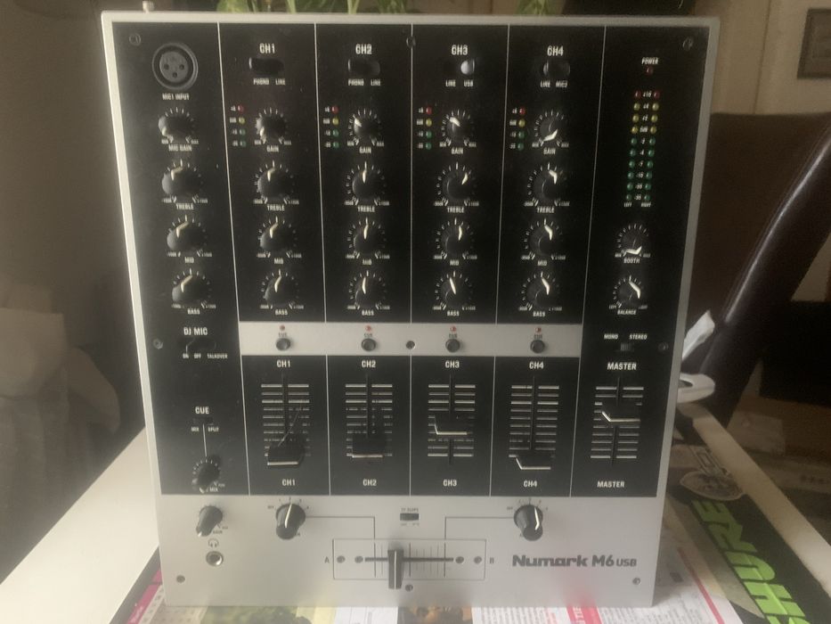 Vand mixer cu 4 canale Numark M6 USB foarte putin folosit