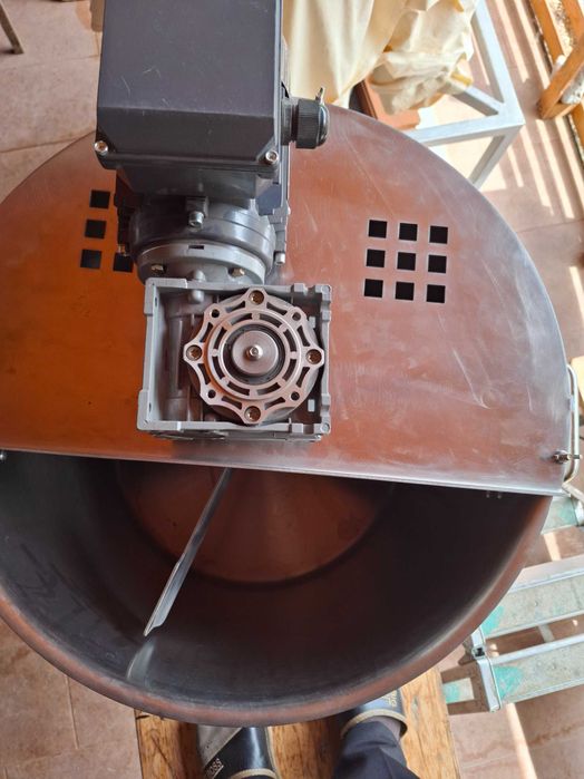 Oala motorizata cu mixer.