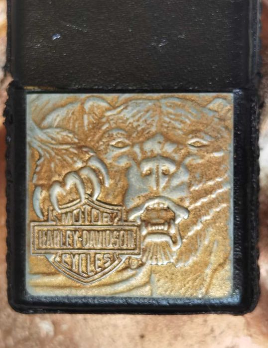 Bricheta anti-vant ZIPPO Harley-Davidson husa piele naturala neagra