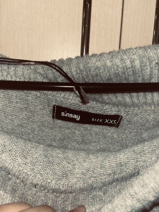 Пуловер с декоративно деколте