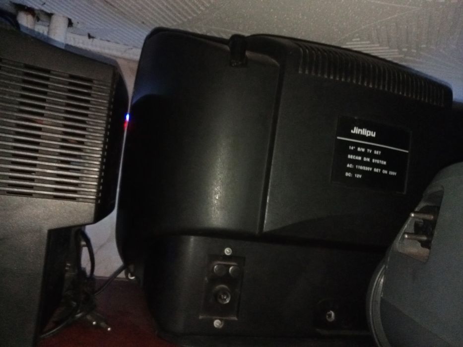 два мини-телевизора цветной и черно-белый