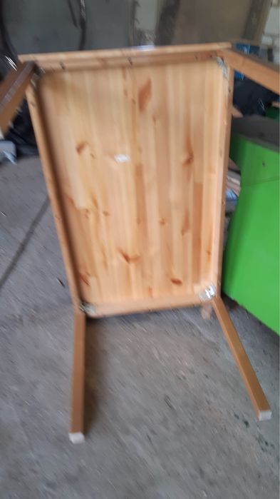 Masa din lemn de culoarea
