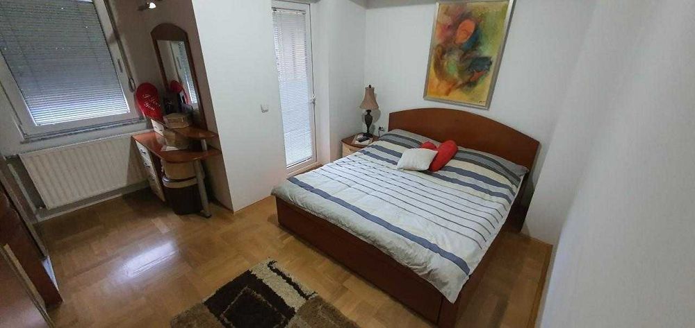Дава се под наем Тристаен апартамент в Бургас, Център - 78 кв.м за 280.5 € - Снимка #1