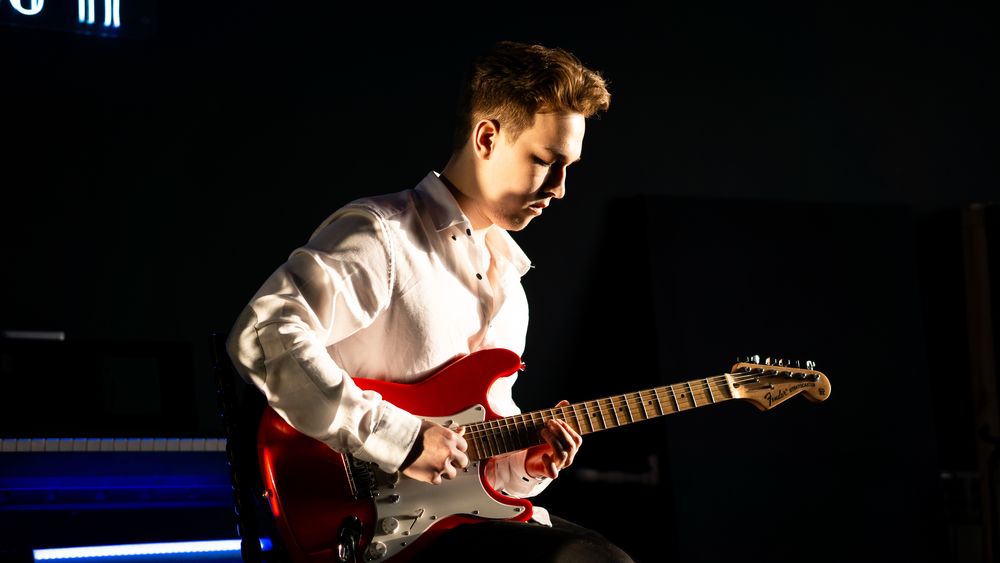 Уроки игры на электрогитаре в Караганде