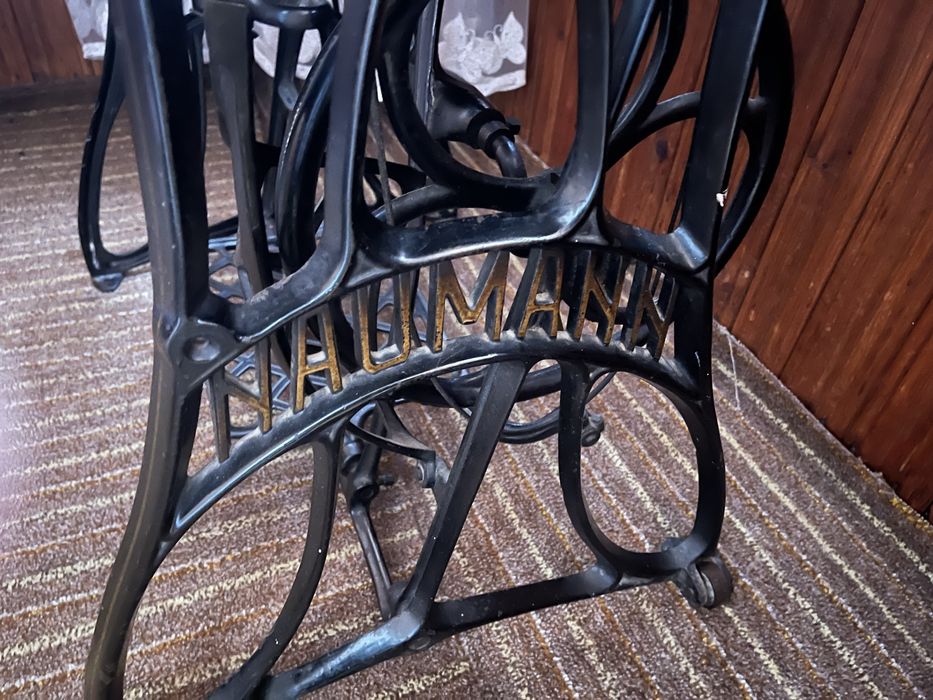 Masina de cusut veche L’Haumann cu pedala