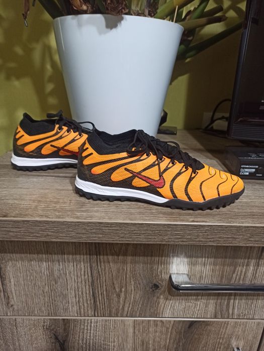 Футбольные бутсы, сороконожки