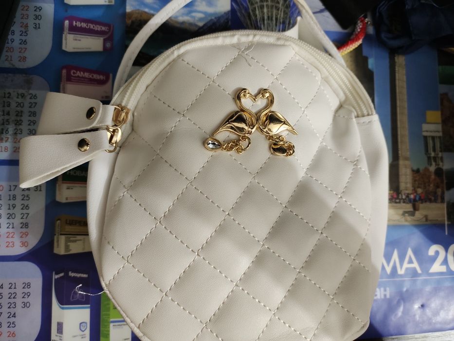 Женские маленькие сумки.