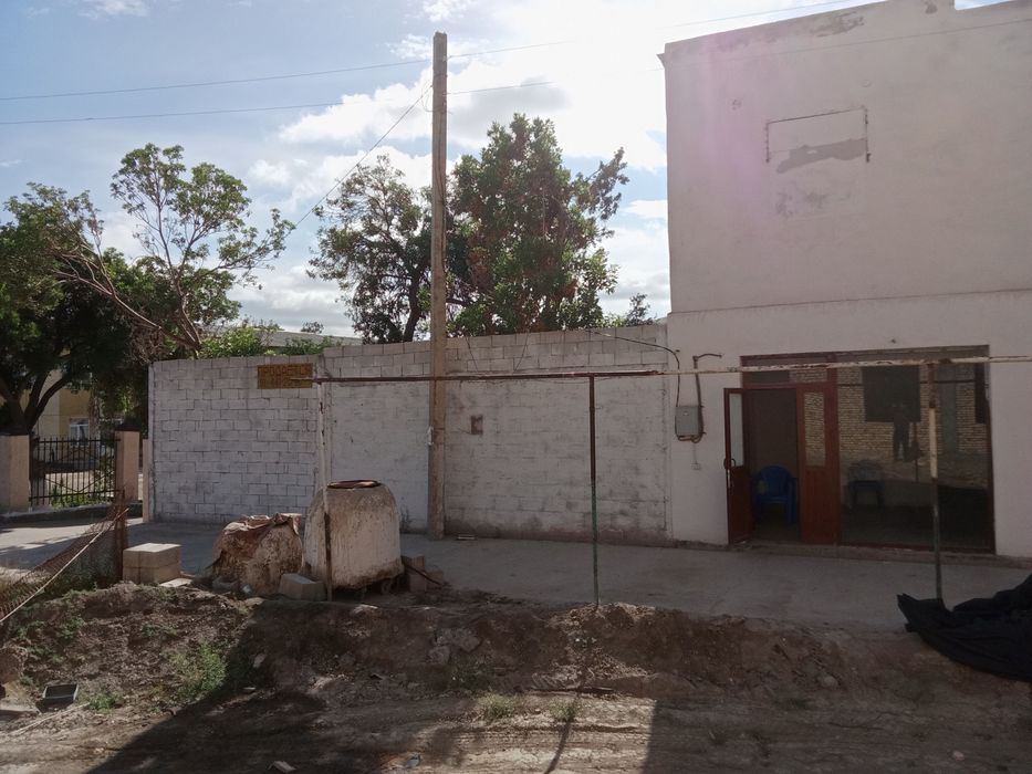 1-maktab oldida Magazin sotiladi