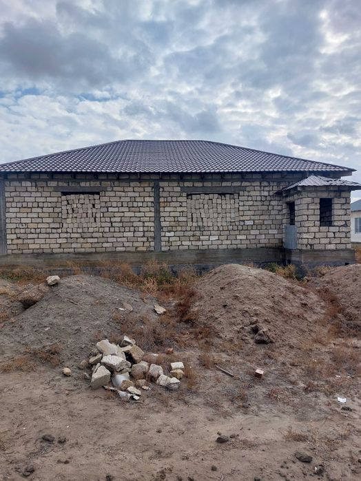 Продаётся недостроенный частный дом.