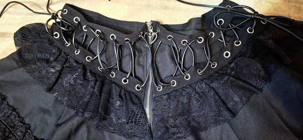 Ефектна готик пола с кожени връзки