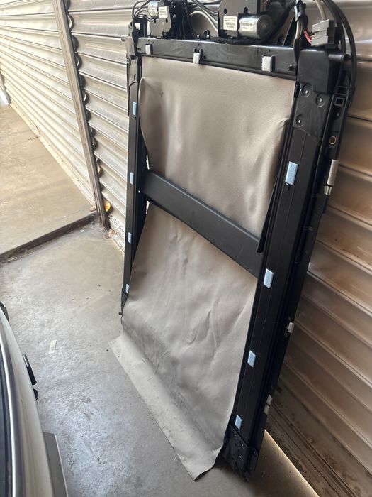 Продавам панорамен люк за Jeep grand cherokee wk2 за части