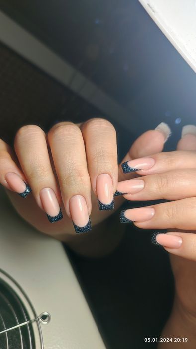 Маникюр, шугаринг