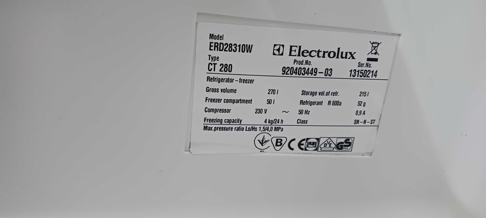 Хладилник с горен фризер Electrolux