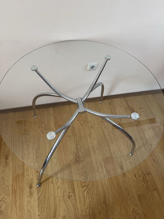 Стъклена трапезна маса