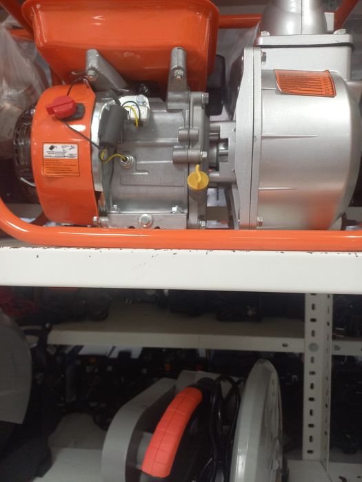 Продам бензомотопомпу 100