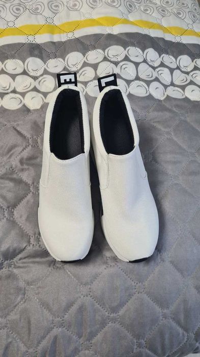 Леки пролетни бели маратонки на платформа