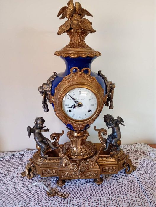 Старинен каминен часовник