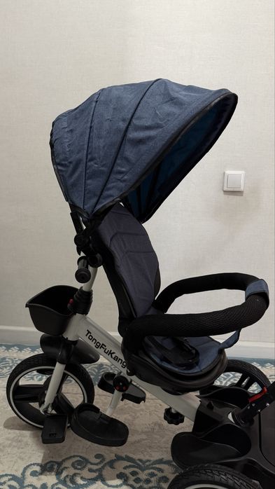 Детский трехколесный велосипед с ручкой