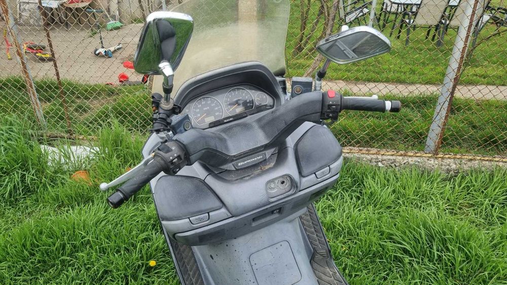 Продавам скутер Сузуки Бъргман 2004 г. 400 куб