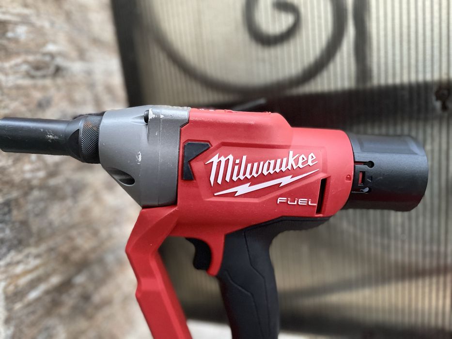 Pistol de tras popnituri milwaukee m18