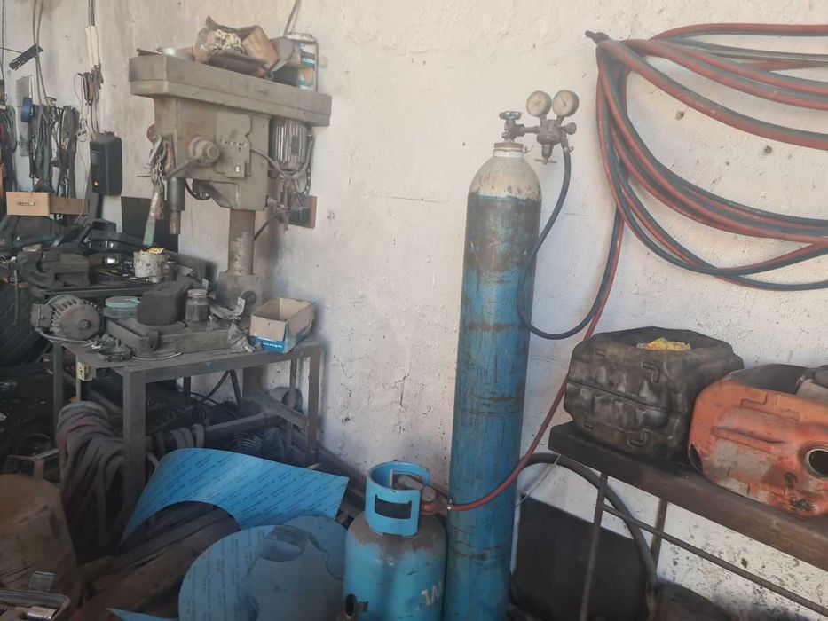 Оборудвано хале за ремонт на камиони