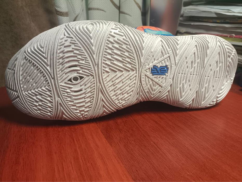 Продам кроссовки