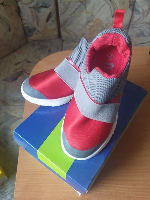 Продам детские кроссовки