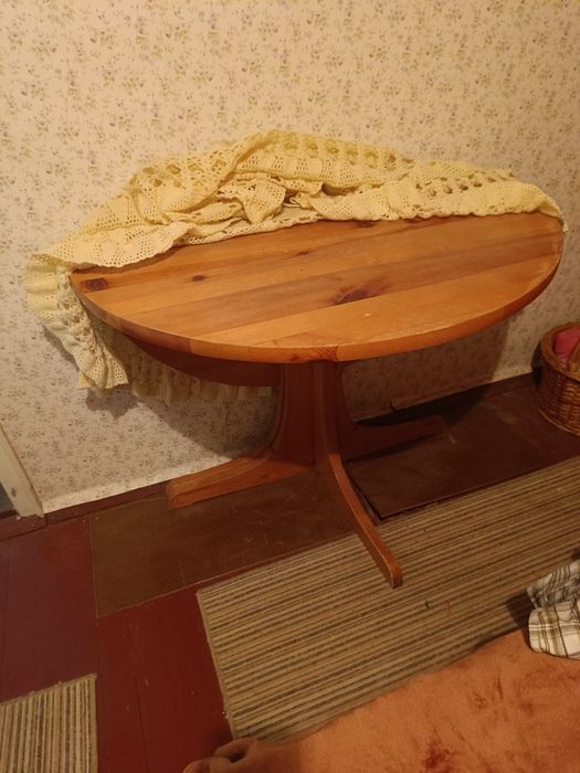 Продавам кръгла кухненска маса а