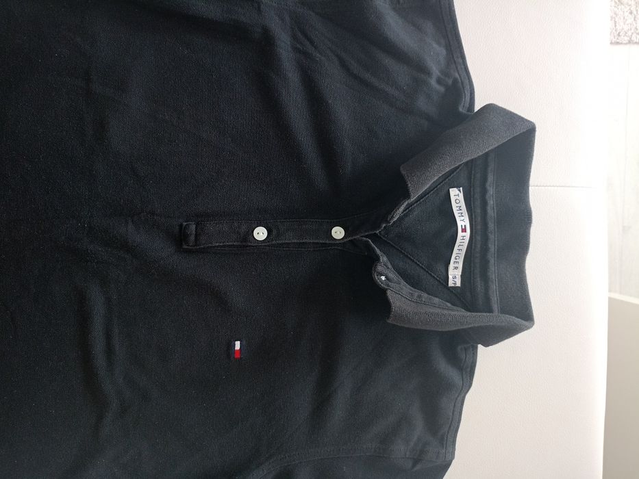 Vând tricou dama Tommy Hilfiger,cu mânecă trei sferturi, produs că nou