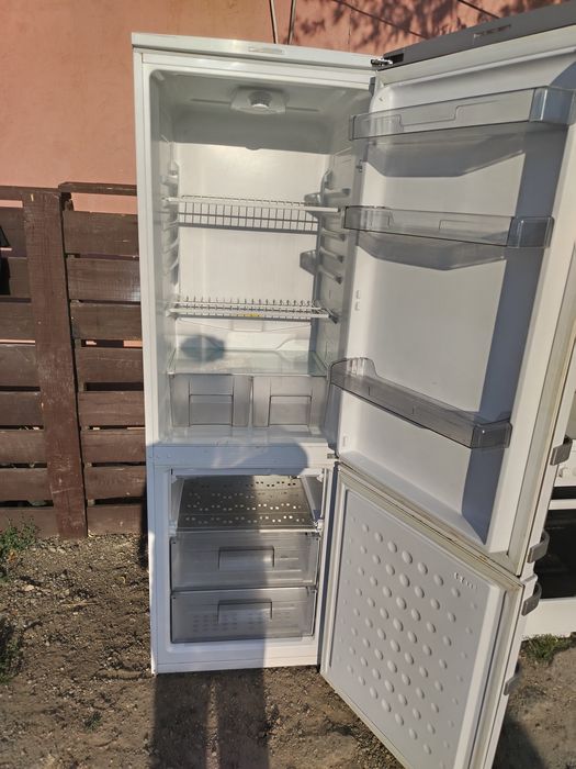 Vănd frigider în stare foarte bun de funcționare